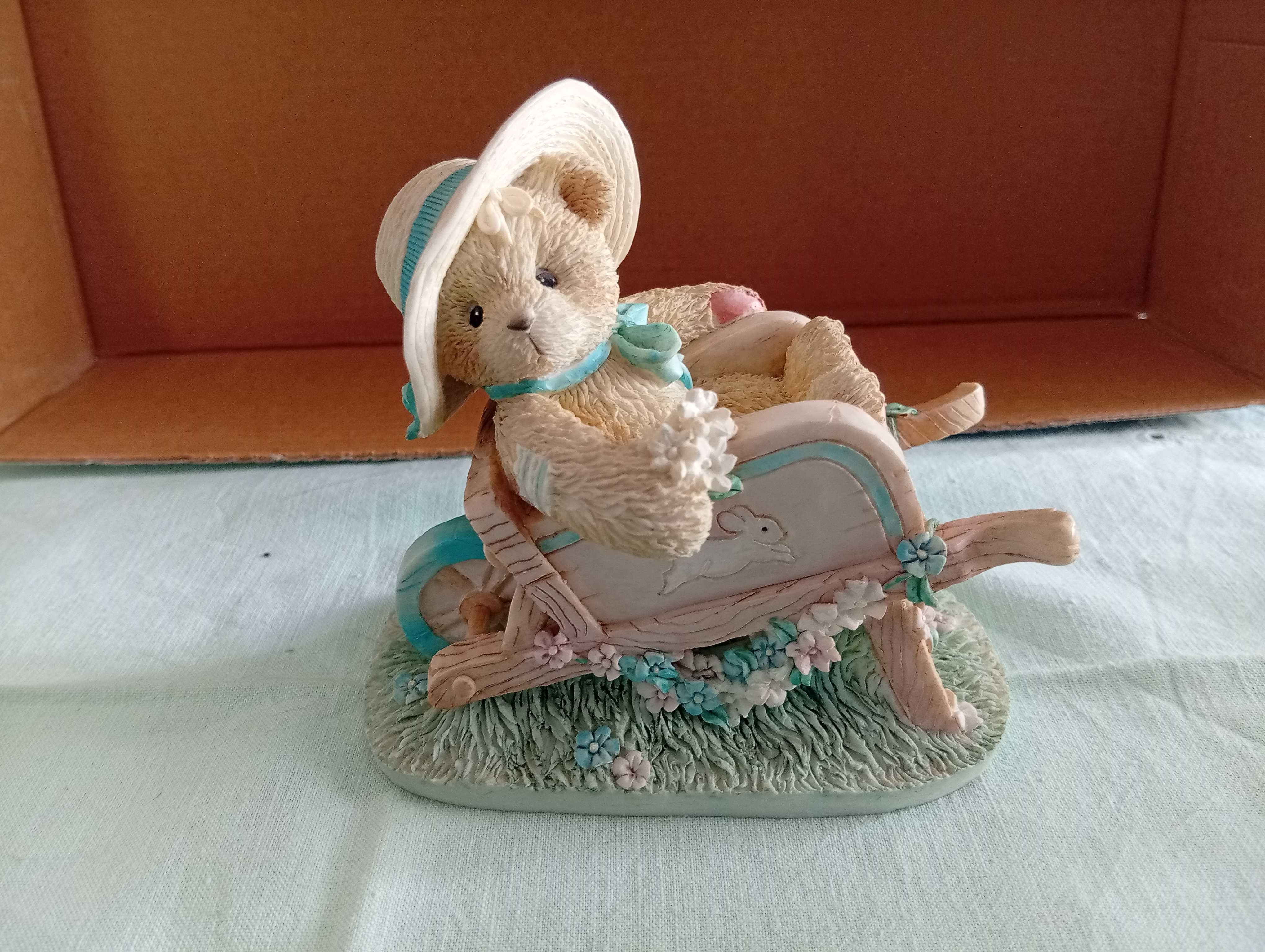 Ursinho em carro de jardim, com flores. Coleção Cherished Teddies.