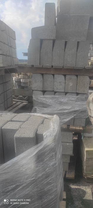 Krawężniki, kostka, słupy oświetleniowe, krąg betonowy, palisada