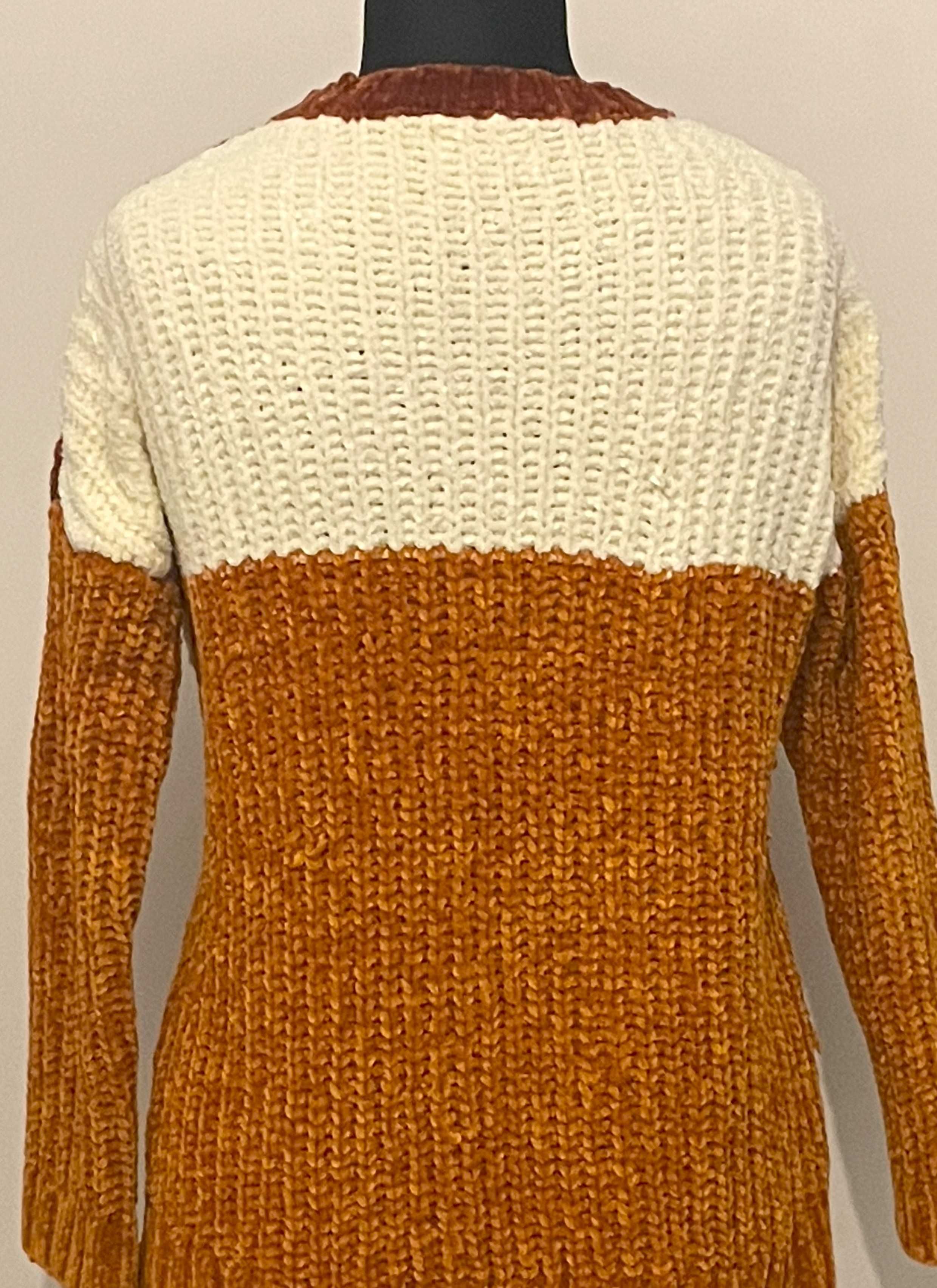 Sweter damski ONLY – rudo-złoty, miękki, luźny krój, stan bardzo dobry