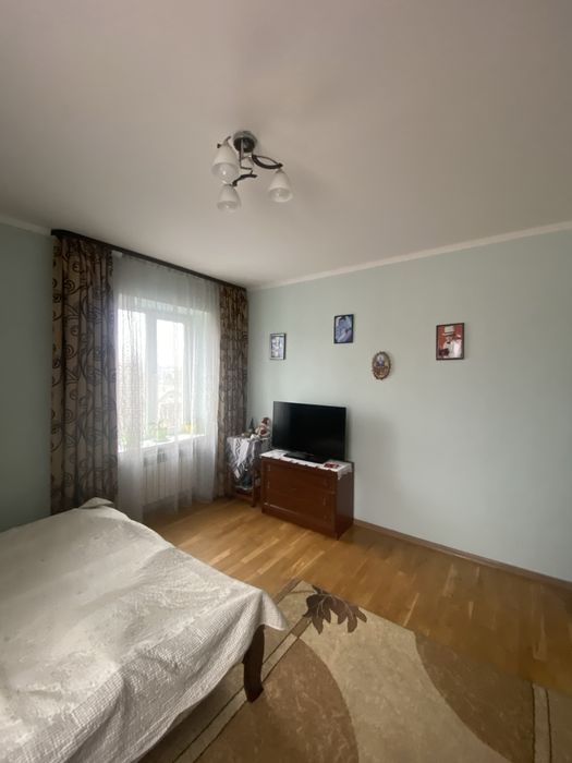 Продається 3х-кімнатна "сталінка".