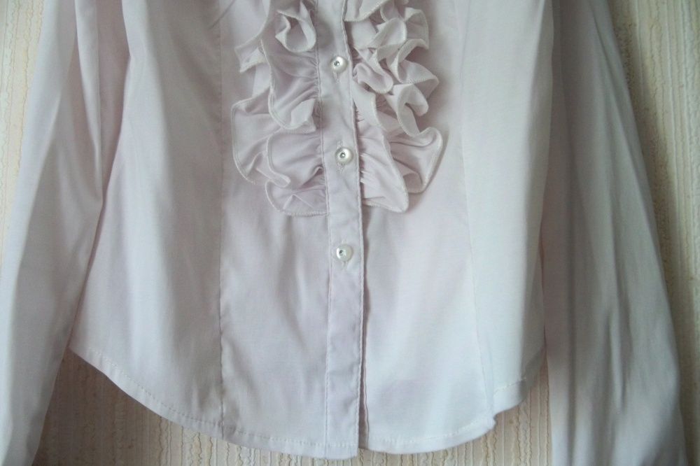 Белая школьная блузка с рюшами