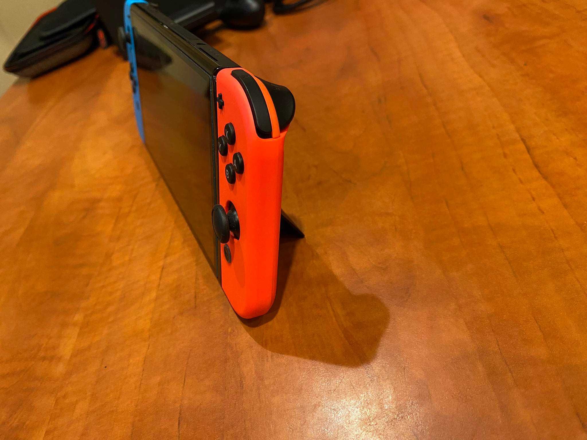 Konsola Nintendo Switch (model OLED) + Dodatki (karta SD i pokrowiec)