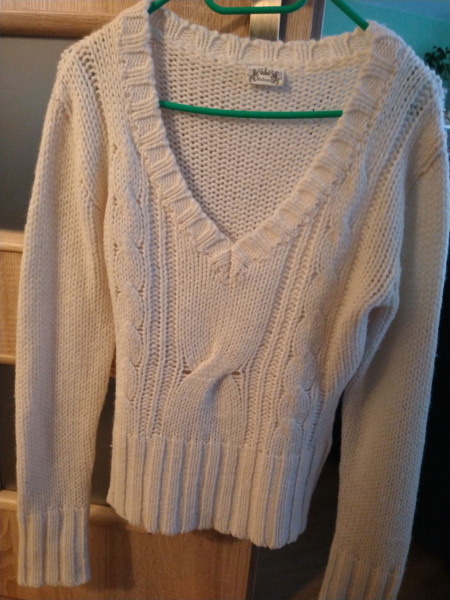 Sweter z dekoltem w serek,