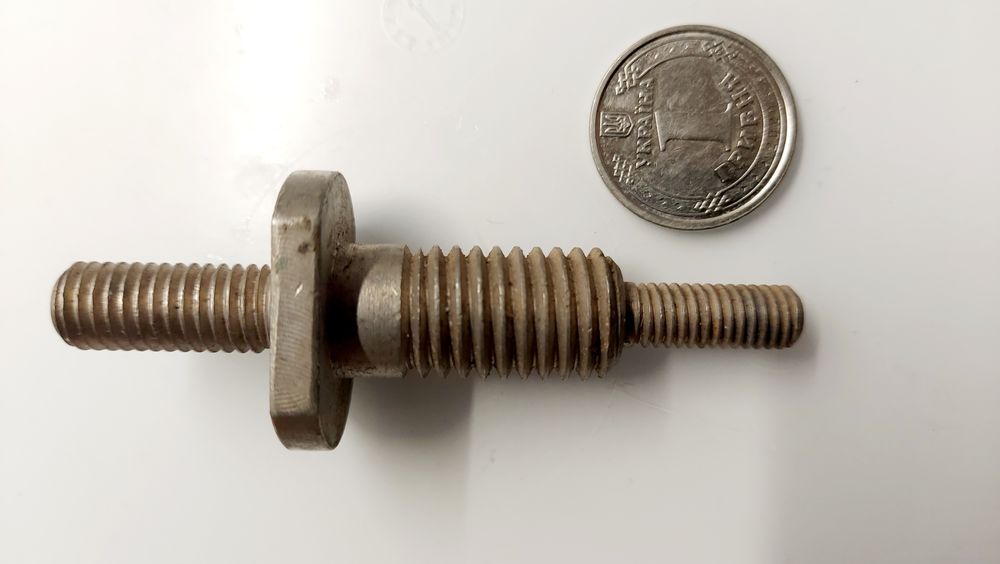 Двухрезьбовая шпилька