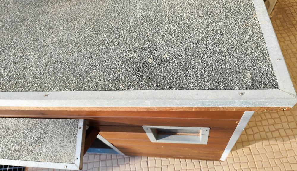 Casota de madeira com janela para cão (porte médio ou grande)