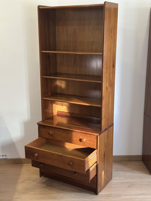 Estante alta em madeira maciça com gavetas – Excelente estado