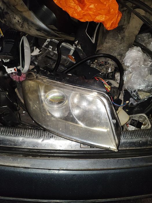 Продам праву фару Passat b5+ (рест)