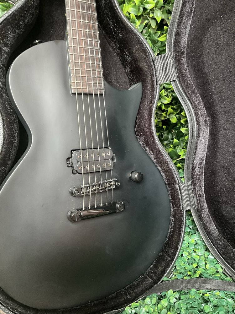 ESP LTD EC-BLACK METAL com Hardcase “Rockase” by  Warwick.