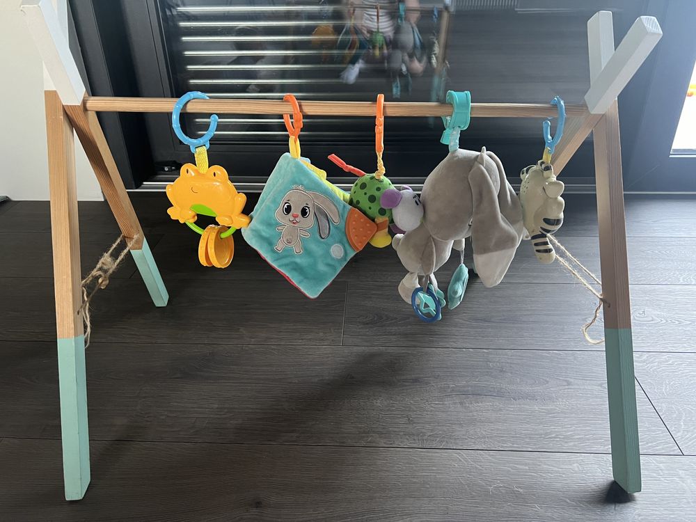 Baby gym z zabawkami