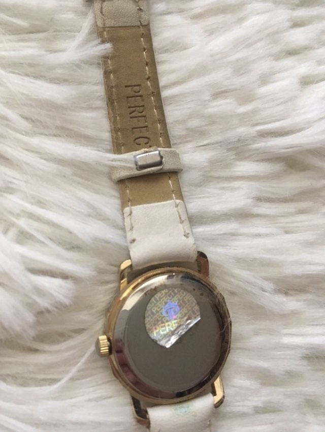 biały zegarek dla kobiety
