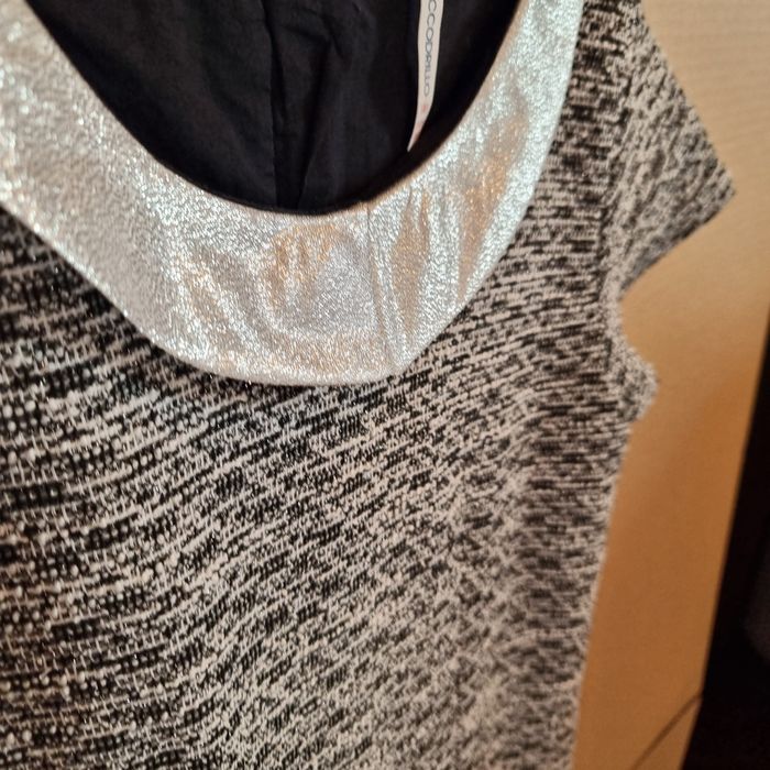 Szykowna sukienka Coccodrillo 140 cm z brokatowym kołnierzem