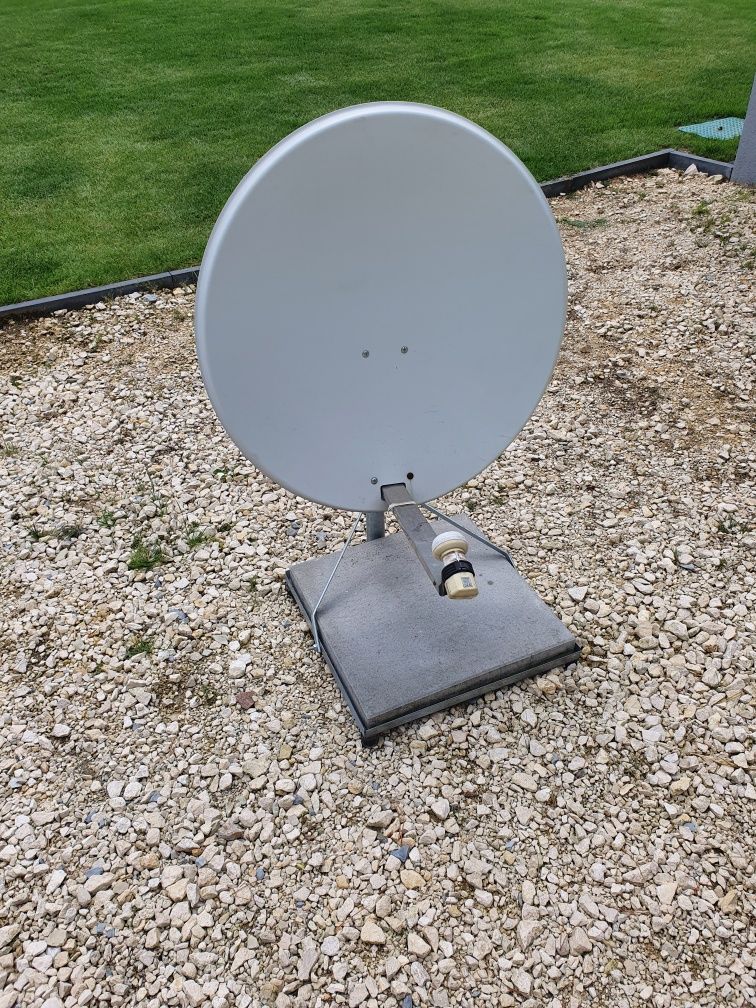 Antena  satelitarna  z postawa