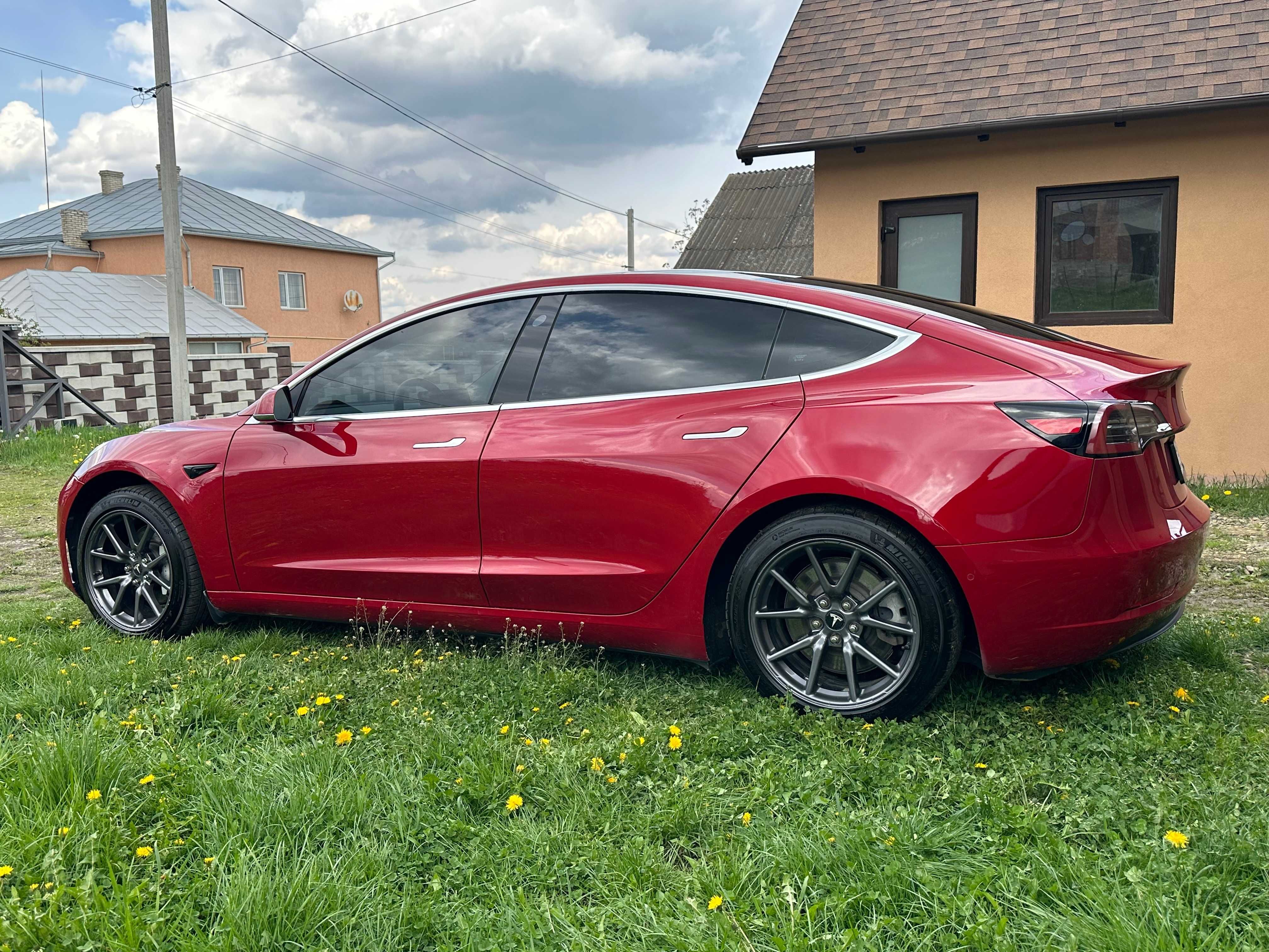 Автомобіль Tesla Model 3