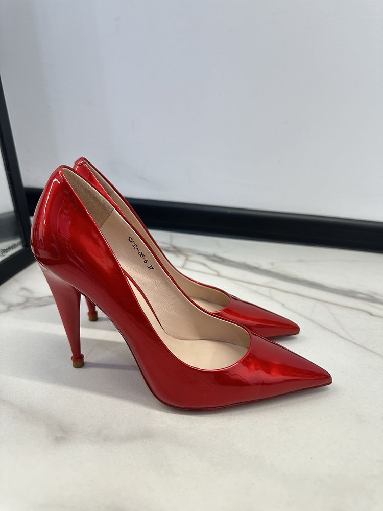Шикарні червоні туфлі Sasha Fabiani