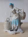 Kobieta z koszami - porcelana matowa
