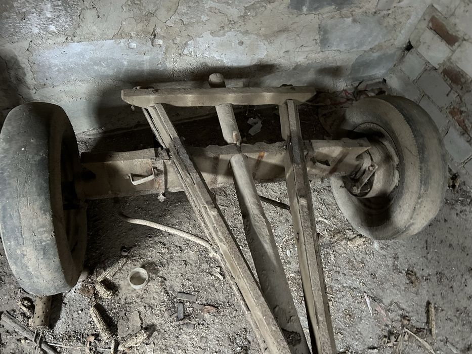 Sprzedam wóz czterokołowy.