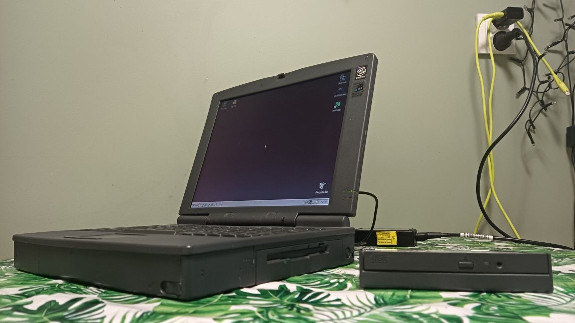 Zabytkowy laptop z lat 90ch, Acer Extensa 670CDT