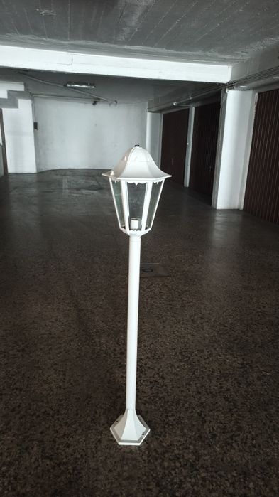 Lanterna pé exterior branca