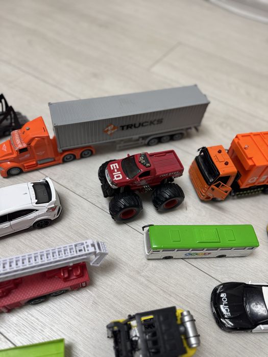 Набір іграшок-машинок! Одним набором!