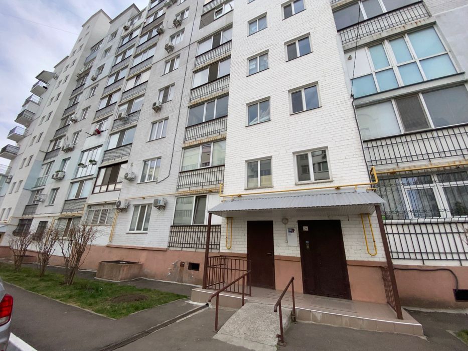 Продаж великогабаритної двокімнатної квартири в мкр.Північний (л1)