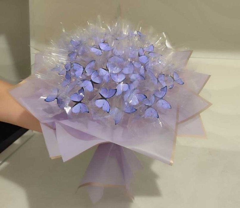 Букет з метеликів що світяться.