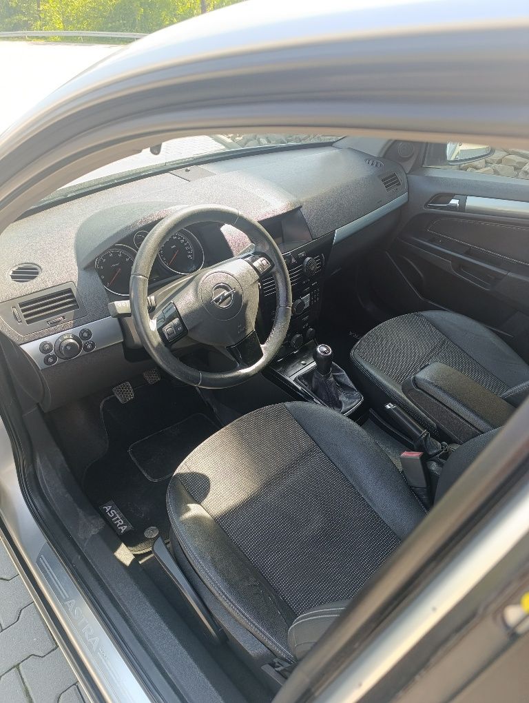 Opel Astra H 1.6 bezyna klima 115km niski przebieg  190tys