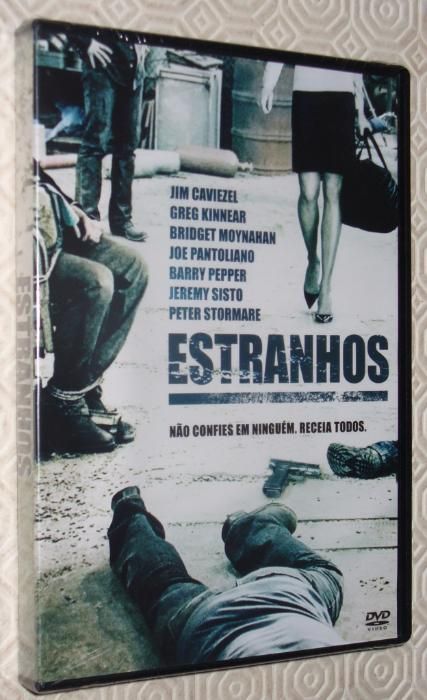 Estranhos - de Simon Brand