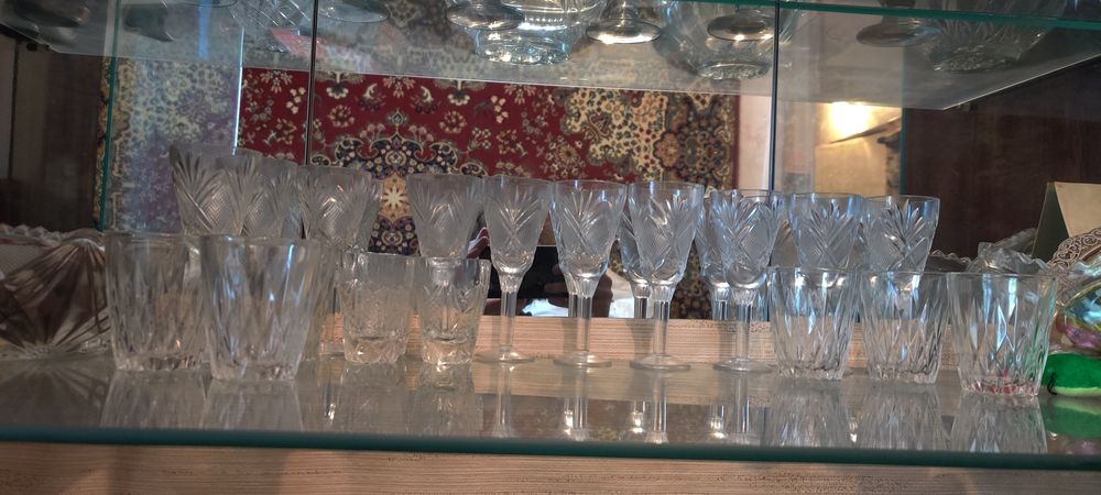 Стакани, бокали, чарки , цукерниці та інший кришталь