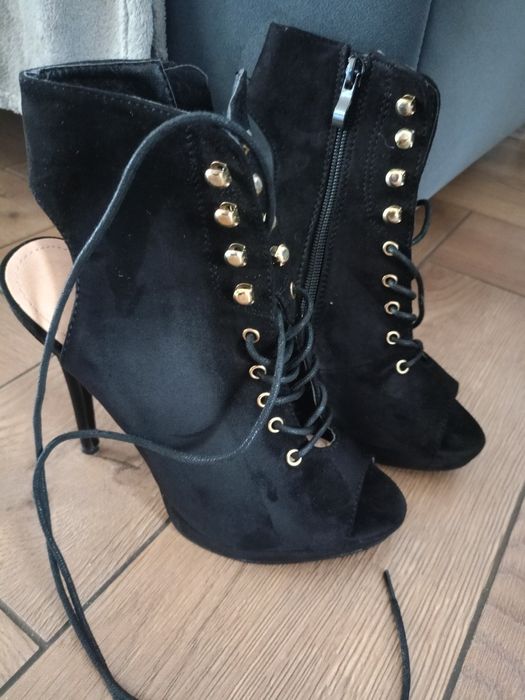 Zamszowe czarne zapinane szpilki do kostki