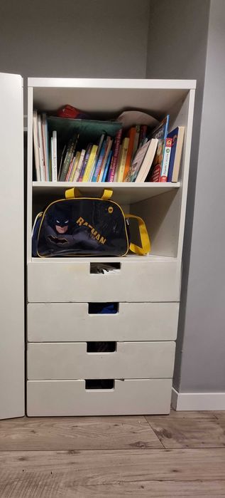 Biała safa småstad dziecięca z pólkami