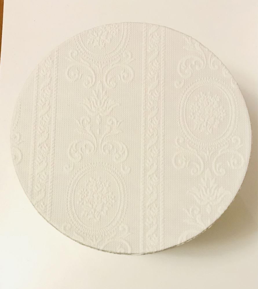 Pudełko kartonowe tłoczone okrągłe ornament białe L