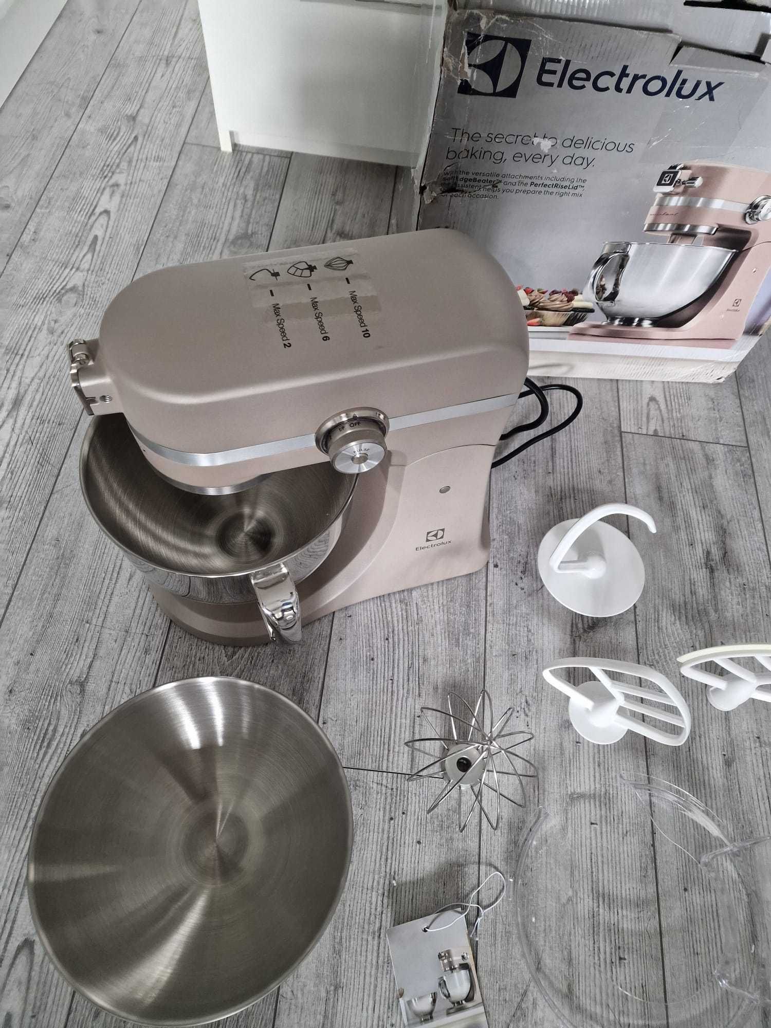 Electrolux Robot Kuchenny 1200 W, 10 prędkości + f. pulsacyjna, Oświet