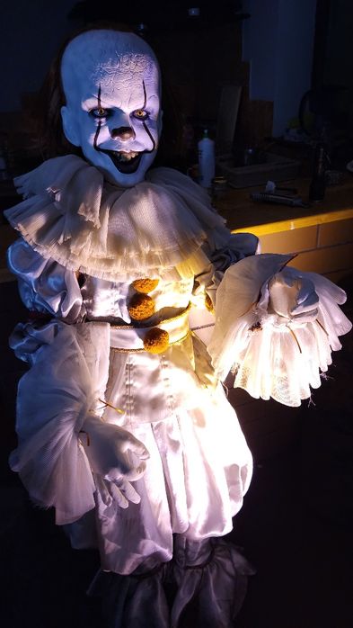 Halloweenowe dekoracje premium – repliki Billy & Pennywise