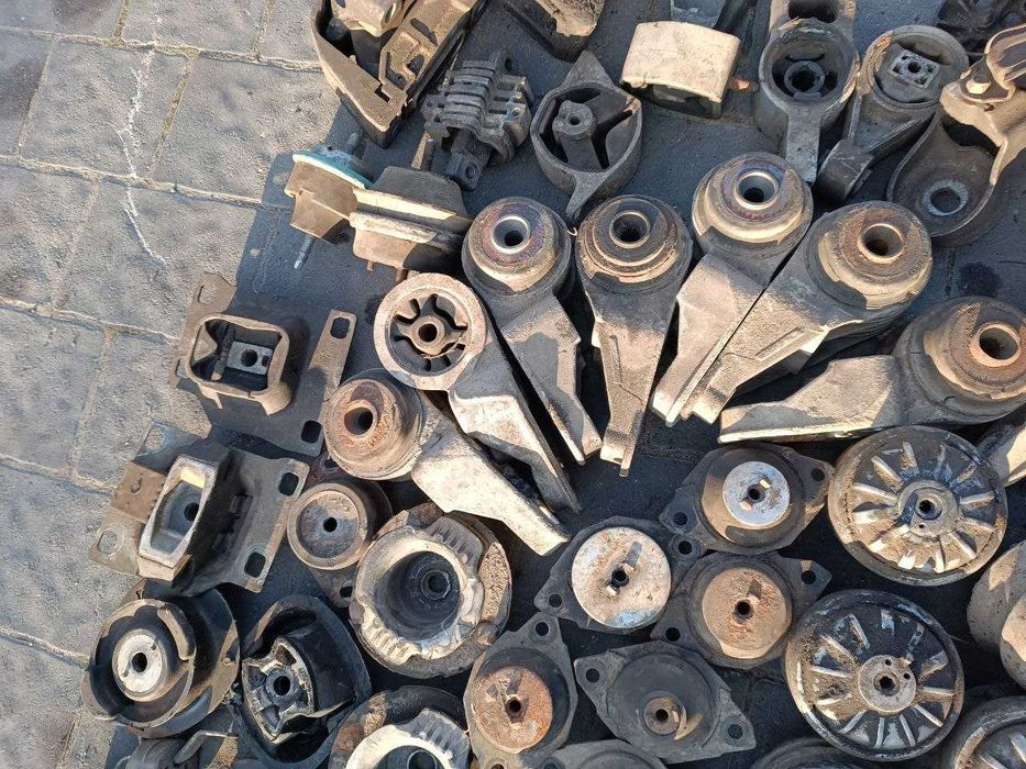 Подушка опора двигуна двигателя марки авто в описі