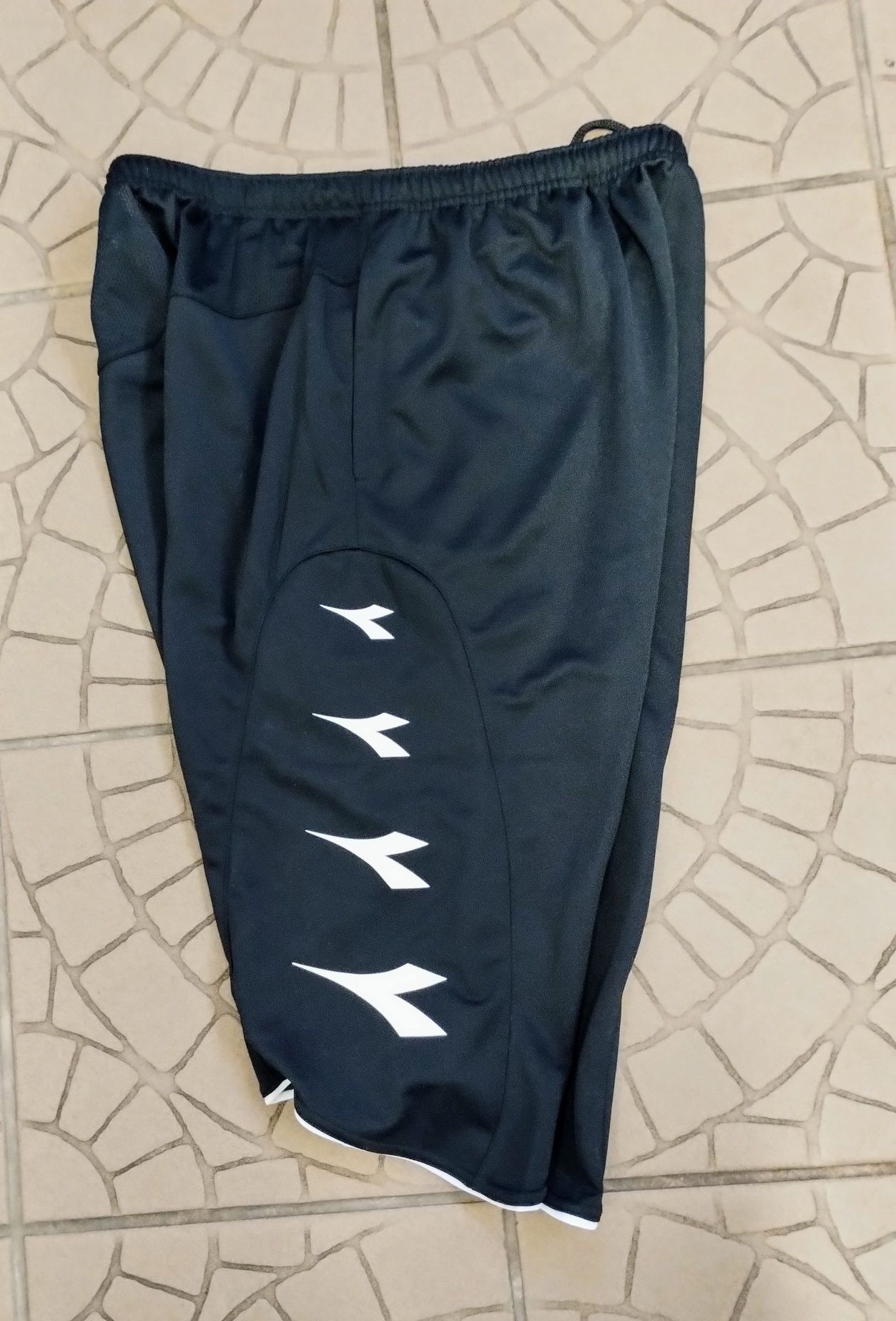 Szorty Diadora Made in Italy  διά δωρέα” (dia-dorea) oznaczaj