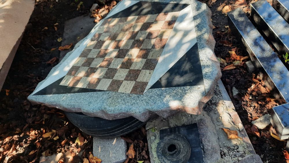 Шахматна плита із граніта по типу три д