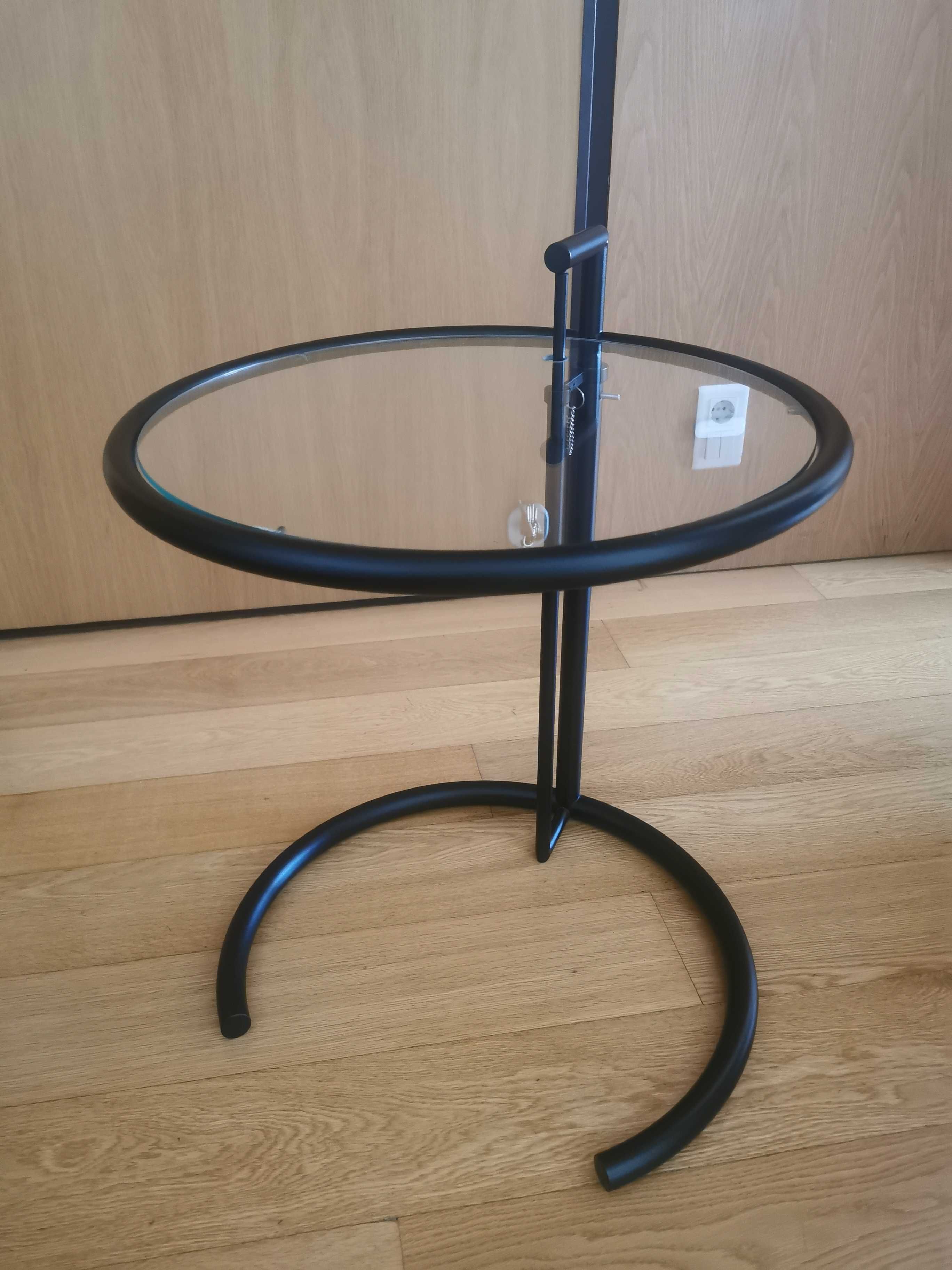 Mesa preta com tampo em vidro