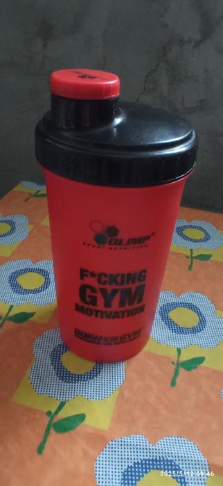 Kubek z sitkiem do odżywek sportowych