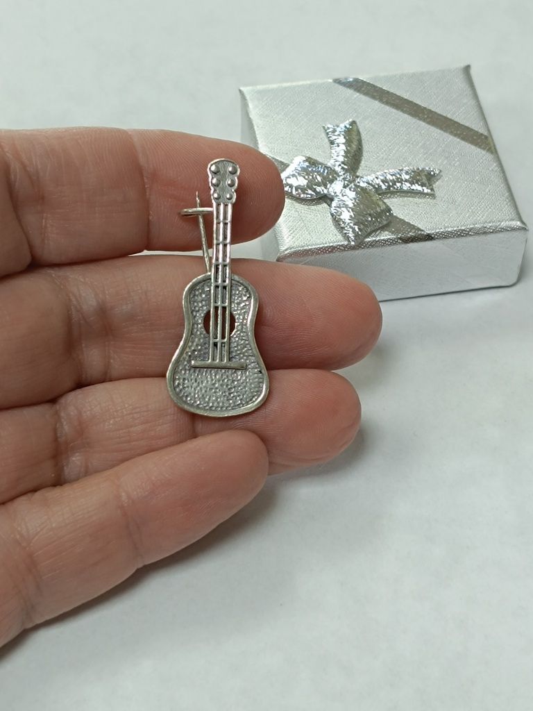 Srebrna broszka gitara srebro 925
