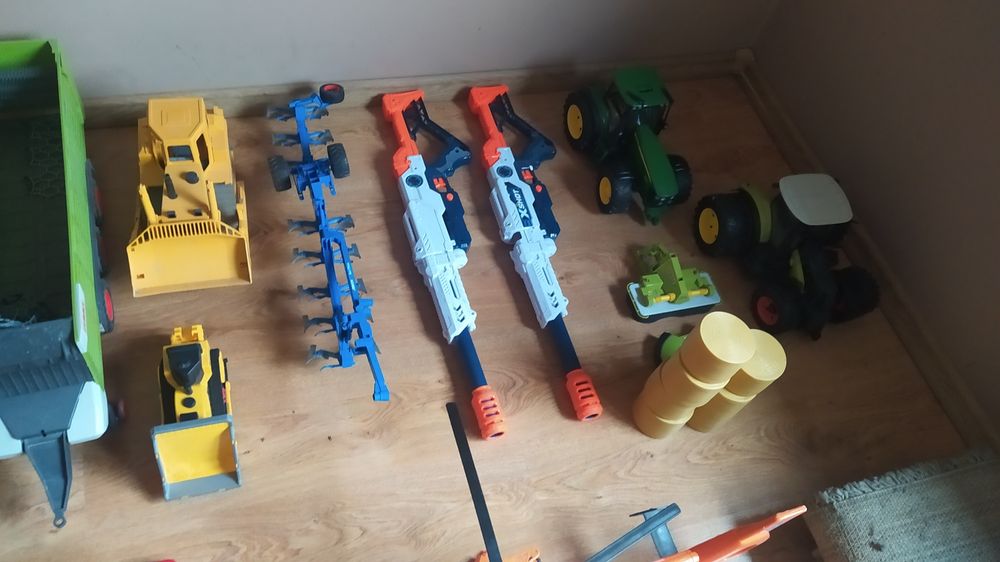 Zabawki bruder, jeździk, pistolet cena od 50 zł do 100 zł