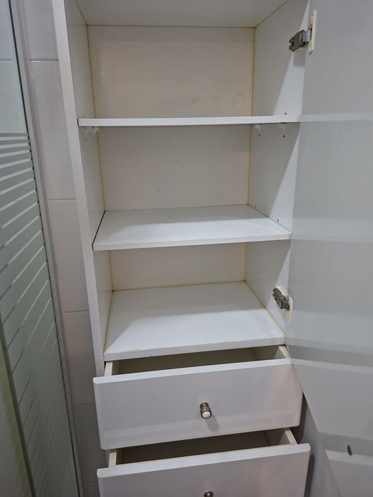 Armário de madeira, branco, com 2 portas e 2 gavetas para casa banho