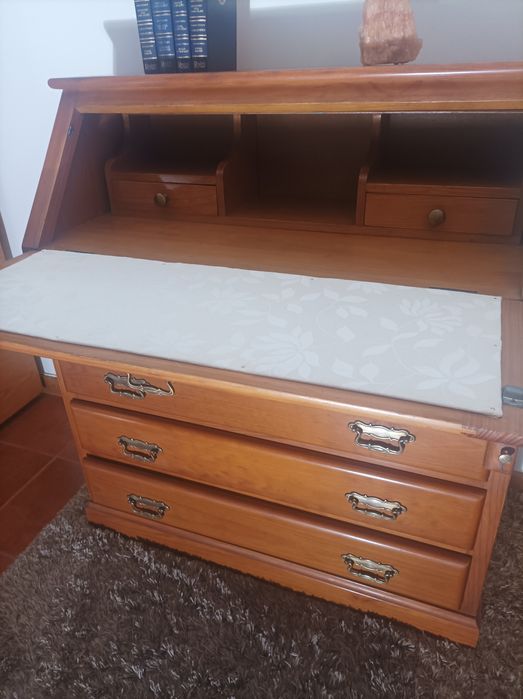 Escrivaninha restaurada estilo Luís Filipe. Ferragens em bronze .