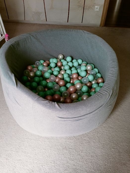 Szary basen z kulkami