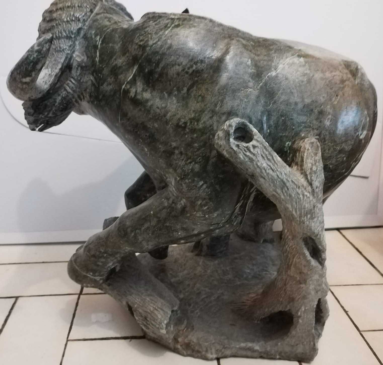 Grande Bufalo esculpido em pedra verdite - Arte Africana