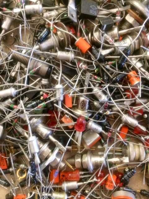 Светодиоды диоды варикапы трубчатые конденсаторы 2Д202