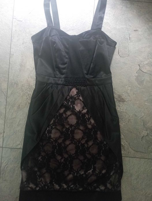 Czarna dopasowana sukienka koronka