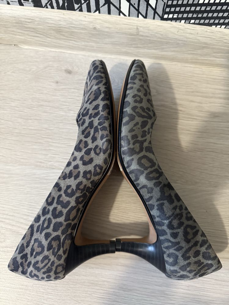 Замшеві туфлі на підборах в леопардовий принт clarks