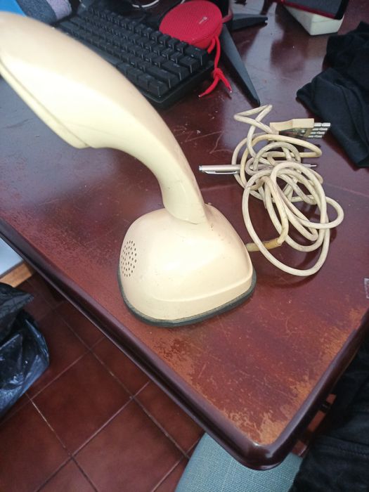 Telefone antigo com marcador na base