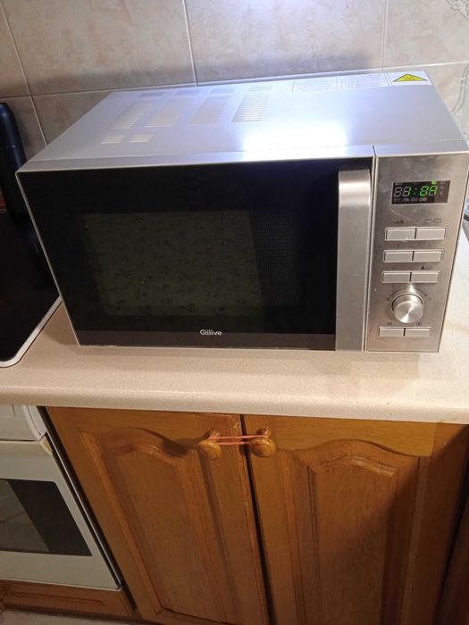 Микроволновая печка с грилем.