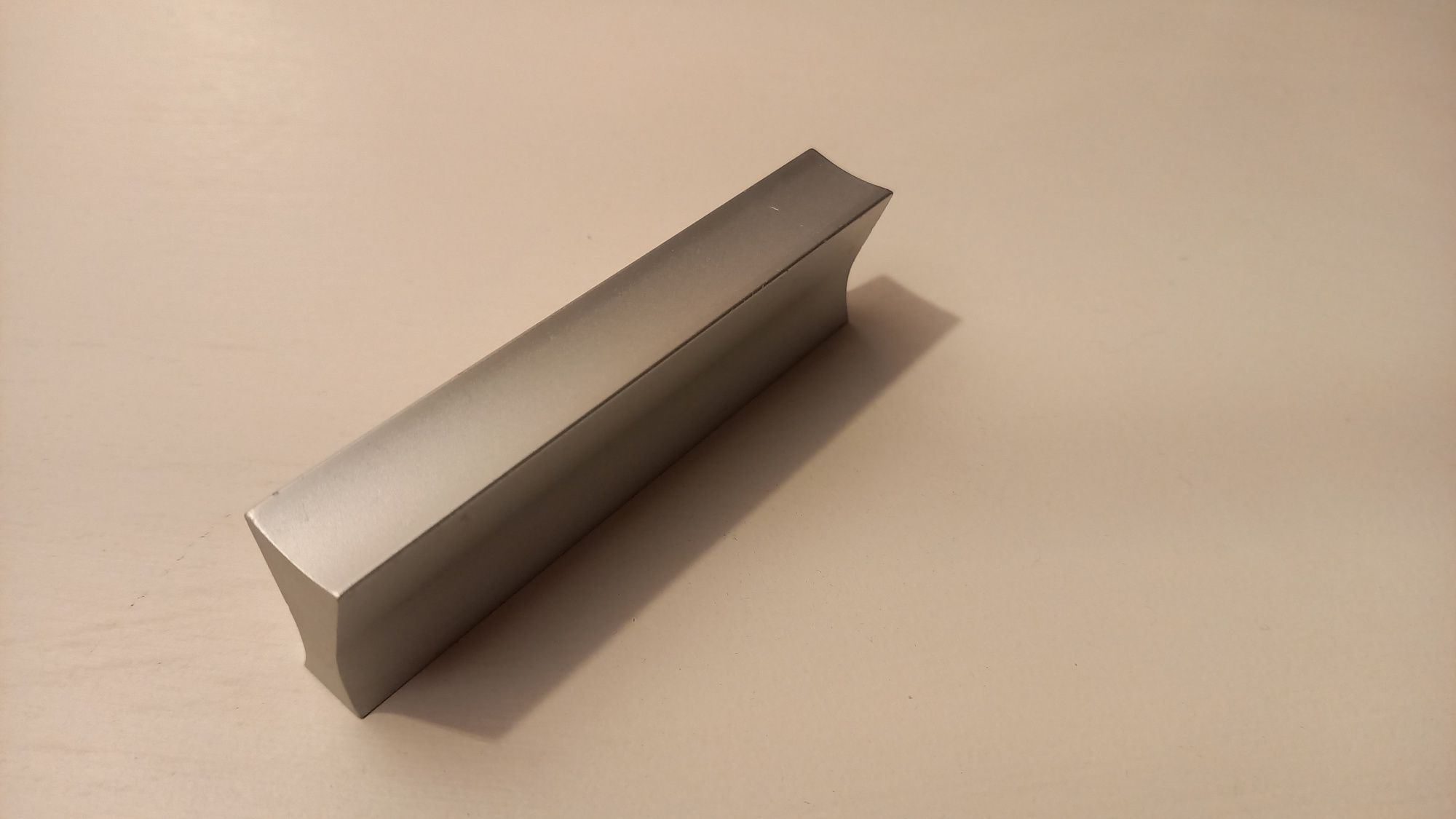 Aluminiowy uchwyt do mebli, do szuflad.